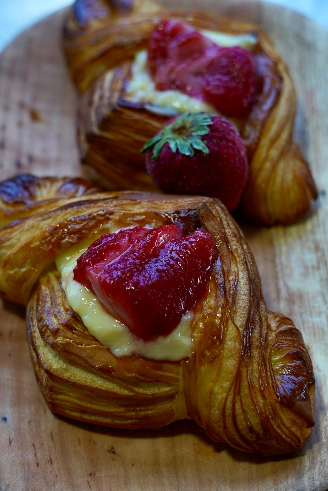 Danesa con Crema Pastelera y frutillas